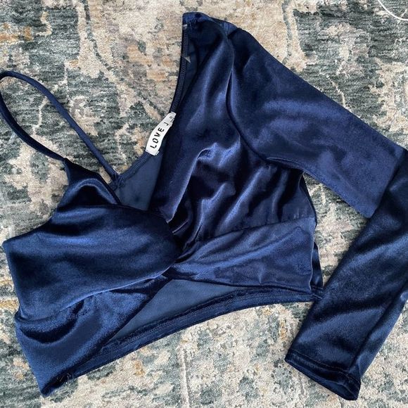 One shoulder velvet crop top in blue - Picture 5 of 5